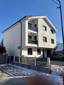 Sanski mostにあるWhite Quenn Apartmentsの雪の白いアパートメントビル