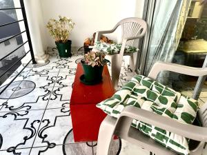 Velvet Oasis Mbabane في مبابان: شرفة صغيرة مع كرسيين وطاولة وأريكة +8 صور