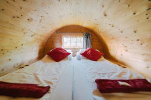 Кровать или кровати в номере Schlaffass - Schlafen im Holzfass