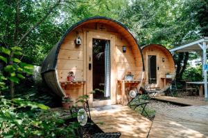 Φωτογραφία από το άλμπουμ του Schlaffass - Schlafen im Holzfass σε Tattendorf