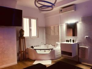 Μια τηλεόραση ή/και κέντρο ψυχαγωγίας στο Your Exclusive Apulian Suite Near Matera