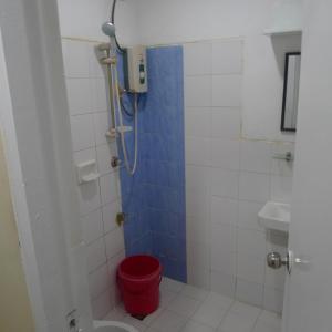 baño con ducha con cubo rojo en Amabel's Condo Unit FC, en Baguio