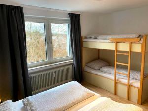 a room with two bunk beds and a window at Tanne 16 - Bike & Familienurlaub in Braunlage in Braunlage