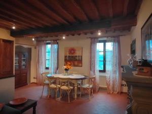 a dining room with a table and chairs at Via Varese 34 Affittacamere in Castagneto Carducci