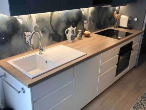 a kitchen with a sink and a counter top at Duplex plage des chalets Gruissan plage in Gruissan