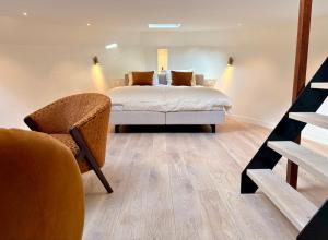 Un dormitorio con una cama blanca y una silla. en Luxury suite on houseboat, en Ámsterdam 19 fotos más