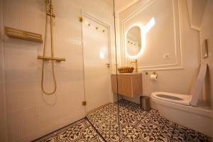 Un baño con ducha, inodoro y lavabo. en Luxury suite on houseboat, en Ámsterdam