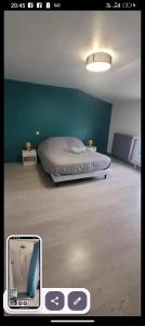 a bedroom with a bed with a green wall at Maison 2 chambres doubles cour et jardin 