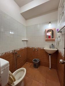 a bathroom with a toilet and a sink at Scenic Family Retreat in Kodai! Kodai Sierra in Kodaikānāl