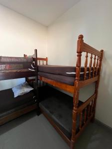 quelques lits superposés dans une chambre dans l'établissement Chácara Vovô João, à São Paulo