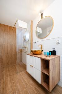 un baño con lavabo y espejo en Piotrkowska Luxury Studio with Mezzanine by BookingHost, en Łódź 13 fotos más
