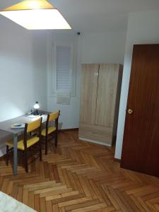 une salle à manger avec une table, des chaises et une porte dans l'établissement Habitación de lujo, à Saint-Jacques-de-Compostelle