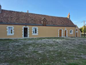 an old yellow house with a brown roof at Gîte de la Coup'Neuve in Chemilli