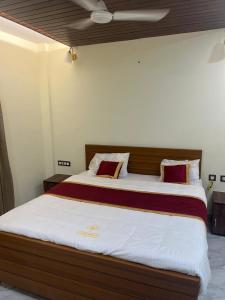 Ένα ή περισσότερα κρεβάτια σε δωμάτιο στο Aanandha Inn +14 φωτογραφίες