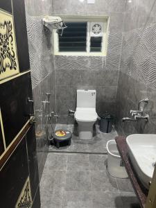 Ένα μπάνιο στο Aanandha Inn