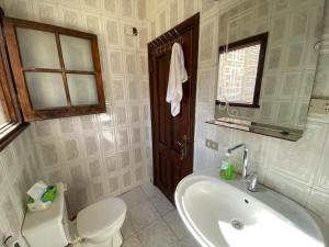 Ένα μπάνιο στο A private room by the rooftop