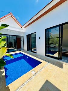 Bazén v ubytování New Villa 2 Bedroom in Canggu nebo v jeho okolí