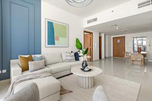 ein Wohnzimmer mit Sofa und Tisch in der Unterkunft Silkhaus Executive 2BDR in Al Reem Island in Abu Dhabi