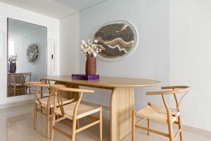 ein Esszimmer mit einem Holztisch und Stühlen in der Unterkunft Silkhaus Executive 2BDR in Al Reem Island in Abu Dhabi