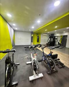a gym with three bikes parked in a room at Refugio del Mar Barranquilla norte in Barranquilla