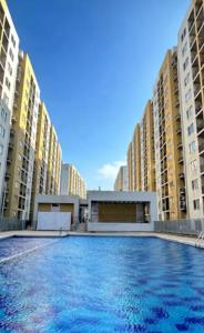 a swimming pool in front of some tall buildings at Refugio del Mar Barranquilla norte in Barranquilla