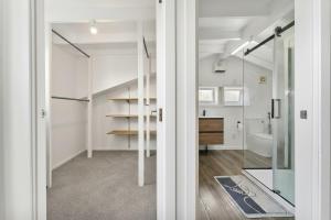 Gallery image of 4-Bed 3-Bath Sunny Holiday House in Whangaparaoa in Whangaparaoa