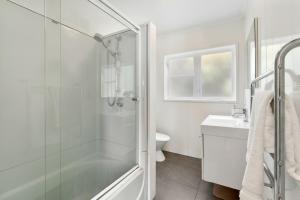 Gallery image of 4-Bed 3-Bath Sunny Holiday House in Whangaparaoa in Whangaparaoa