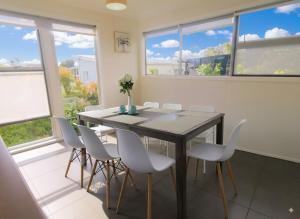 Gallery image of 4-Bed 3-Bath Sunny Holiday House in Whangaparaoa in Whangaparaoa