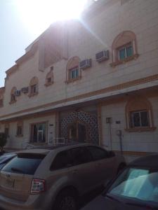 un edificio con un coche aparcado delante en عمارة بروق 1 شقه 324, en Riad