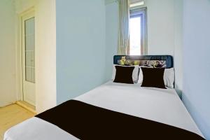Un pat sau paturi într-o cameră la OYO 94834 Homestay Arjuna Near Taman Safari 2 Prigen