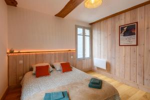 Ένα ή περισσότερα κρεβάτια σε δωμάτιο στο Le Chalet du sanctuaire vue sur le Gave de Pau