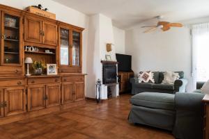 Et opholdsområde på Chalet con piscina a un paso de Segovia