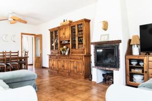 TV a/nebo společenská místnost v ubytování Chalet con piscina a un paso de Segovia