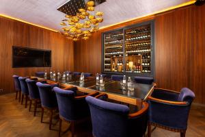 a conference room with a long table and chairs at Hôtel Les Roches Blanches Cassis in Cassis
