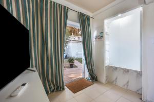 Zimmer mit einer Glasschiebetür zur Terrasse in der Unterkunft Chiclana Boutique Oasis del Mar in Chiclana de la Frontera