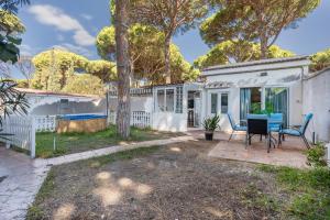 ein kleines weißes Haus mit einem Tisch und Stühlen in der Unterkunft Chiclana Boutique Oasis del Mar in Chiclana de la Frontera