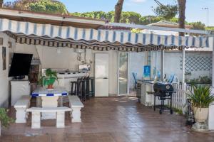 eine Terrasse mit Küche und Grill in der Unterkunft Chiclana Boutique Oasis del Mar in Chiclana de la Frontera