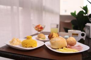 阿纳波利斯House Inn Hotel - Anashopping的桌子上有两盘食物 更多9张照片