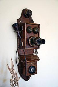 uma câmara à moda antiga numa parede em Pousada Coração Inconfidente em Tiradentes mais 20 fotografias