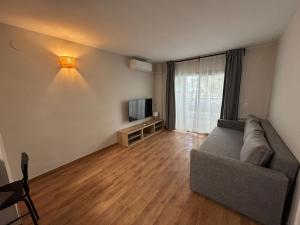 a living room with a couch and a television at Apartamento Michelangelo in Salou