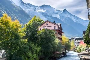 eine Stadt mit einem Fluss und Bergen im Hintergrund in der Unterkunft Hôtel Vallée Blanche in Chamonix-Mont-Blanc
