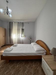Una cama o camas en una habitación de Central Nest Vlore