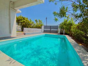 ロナバラにあるll EMPYREAN STAY ll SUNFLOWER VILLA ll 3BHK ll AC ll PVT POOL ll FREE WIFI llの家の裏庭にあるプール +6枚の写真