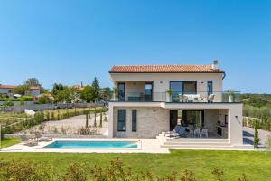 a villa with a swimming pool and a house at Casa Mayren Romantic Villa pool and Spa in Kunj