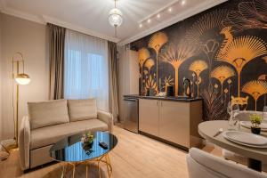 un salon avec un canapé et une table dans l'établissement Urban Jungle Suite - by BLVD, à Bucarest