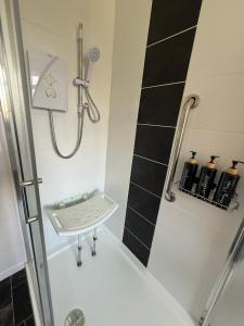 un baño con ducha y lavabo en Beach Side Bungalow, en Saint Annes on the Sea
