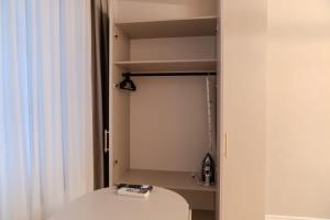 une pièce avec une table blanche et un placard dans l'établissement Urban Jungle Suite - by BLVD, à Bucarest