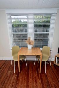 Un comedor con mesa y sillas y una ventana. en Slow Pace Beach Living - Pool - Steps from Beach, en Jacksonville Beach