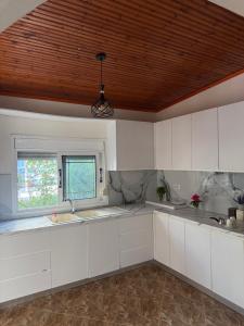 Una cocina o cocineta en Central Nest Vlore