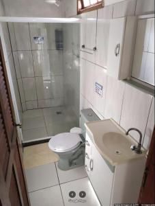 a bathroom with a shower and a toilet and a sink at Loft Saint Tropez- Arraial do Cabo in Arraial do Cabo